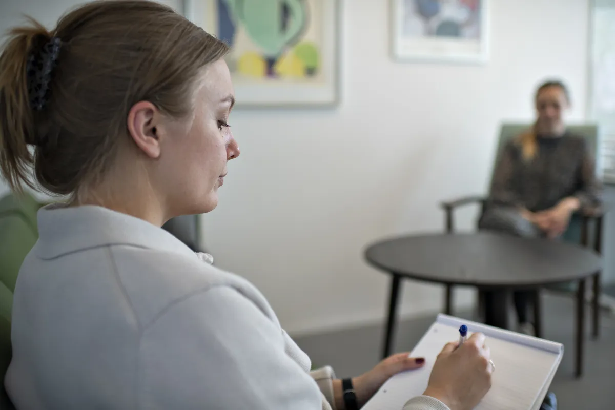 Et langvarigt forløb efter et piskesmældstraume kan påvirke dig både psykisk og socialt. Som piskesmældsskadet kan du derfor have glæde af behandling hos en psykolog.