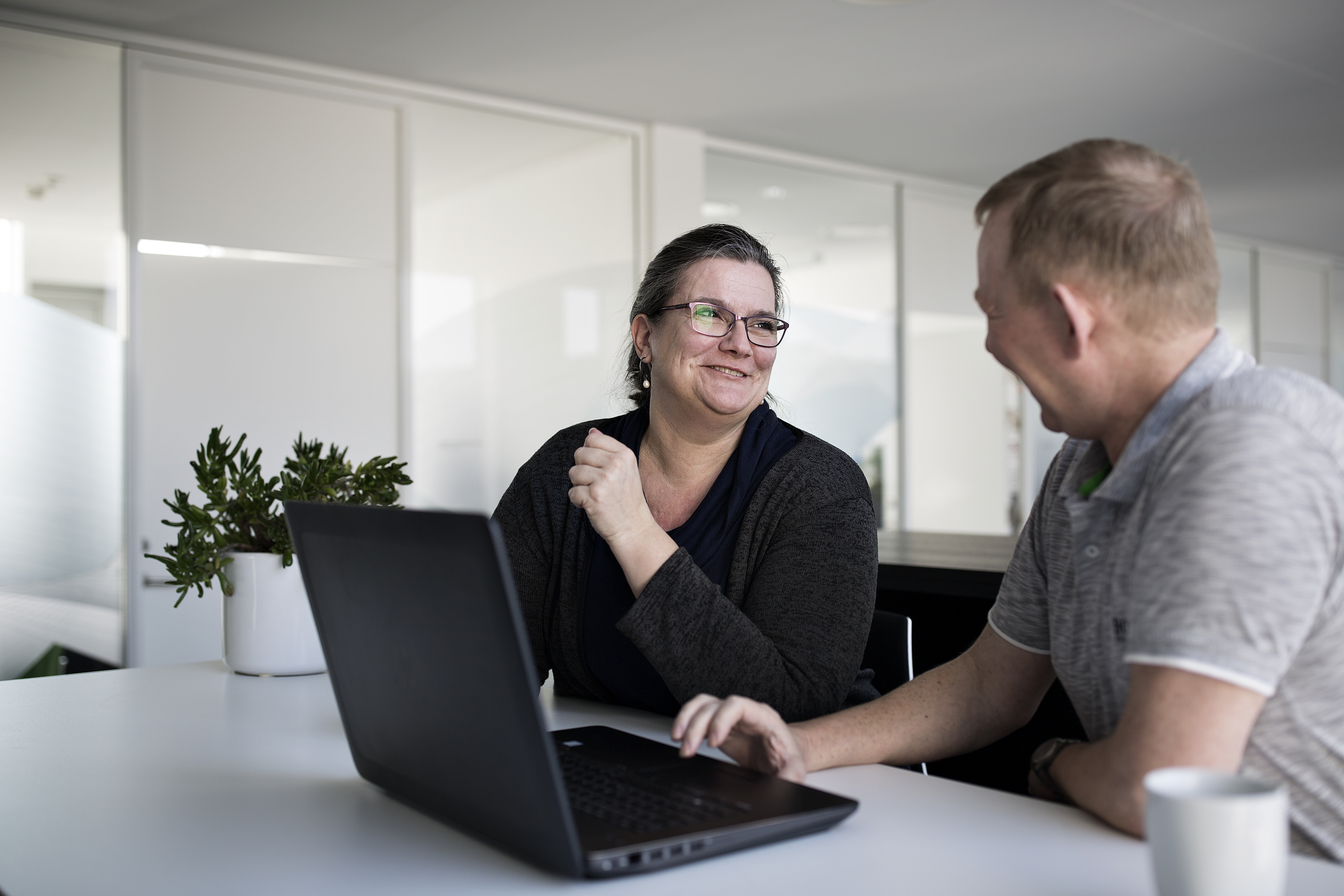 Mand og kvinde sidder foran computer