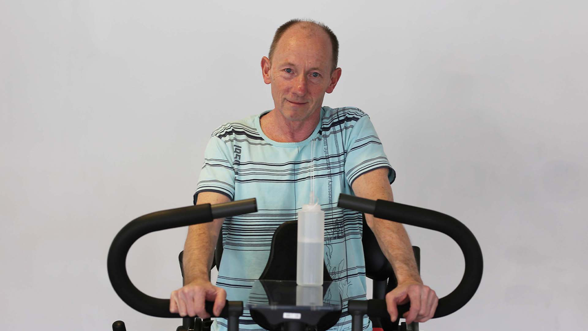 Michael Dann Larsen står ved staabordet i Specialhospitalet for Polio- og Ulykkespatienters traeningssal. Han er lam i benene, saa det er en kaerkommen lejlighed til at komme op af koerestolen og op at staa.