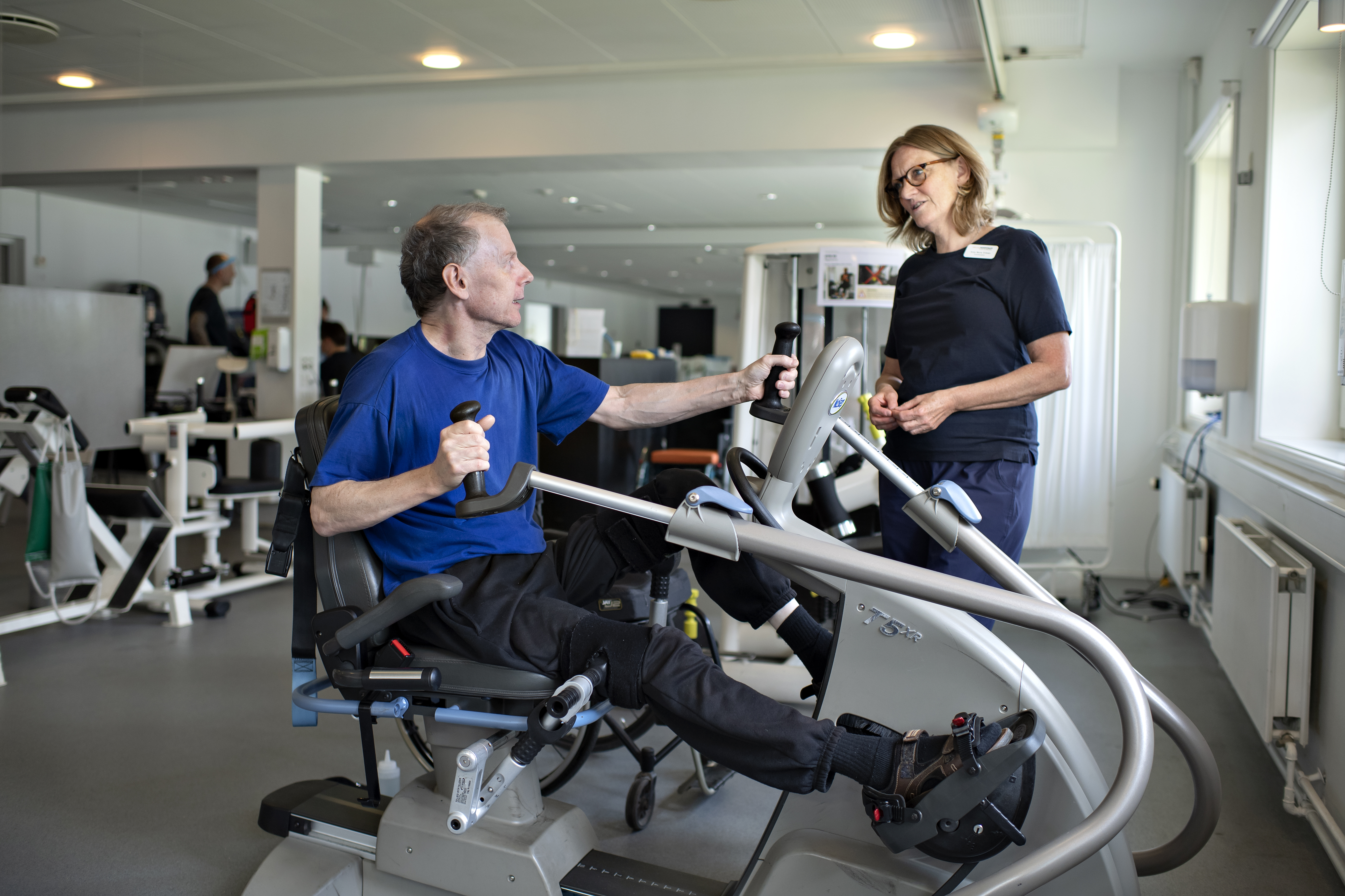 Patient ved en af træningsmaskinerne